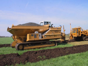 Dränfräse mit Kiesschütter